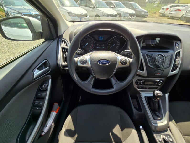 
								Ford Focus 1.6 i 77KW garance km 2011 full									