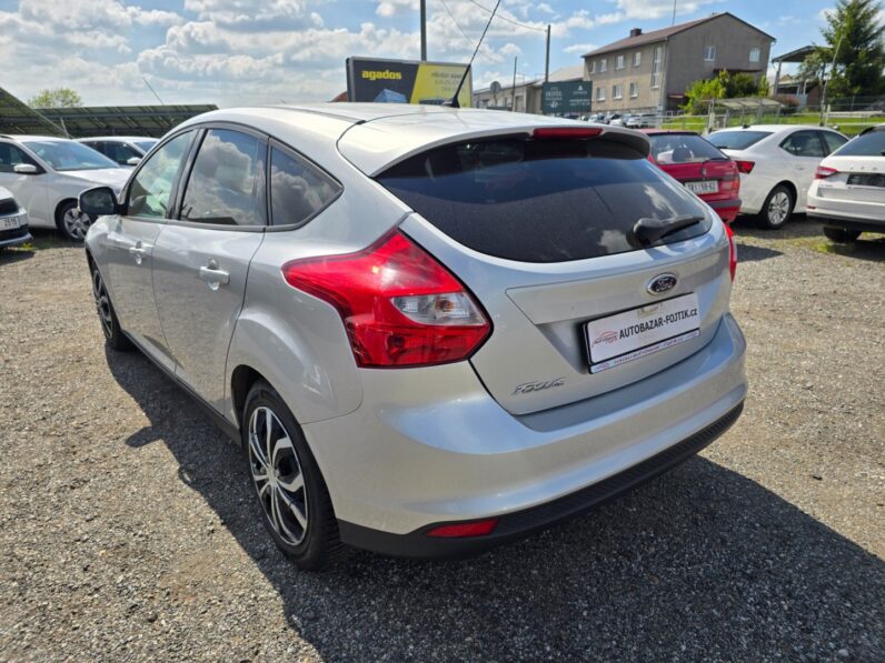 
								Ford Focus 1.6 i 77KW garance km 2011 full									