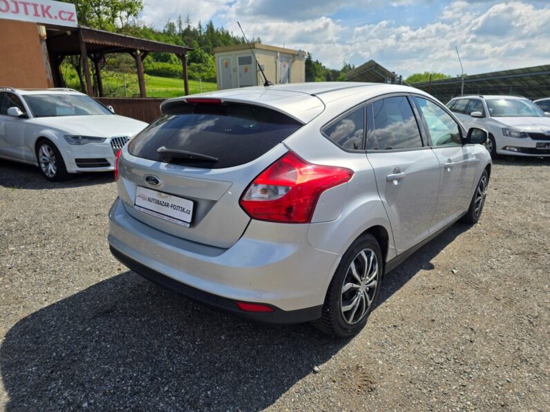 
								Ford Focus 1.6 i 77KW garance km 2011 full									