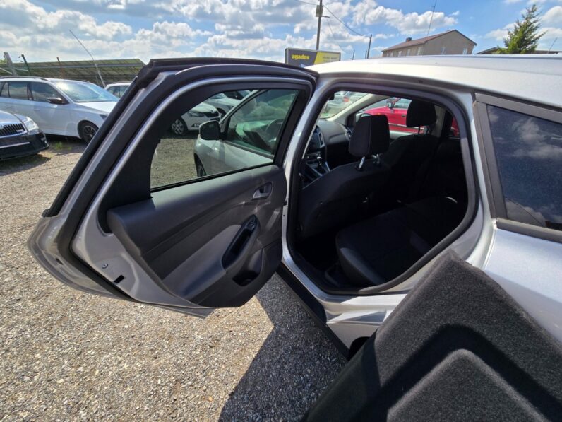 
								Ford Focus 1.6 i 77KW garance km 2011 full									