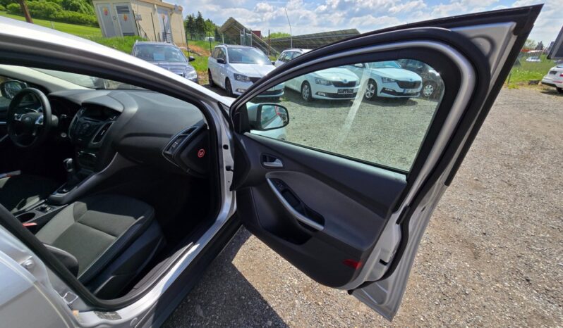 
								Ford Focus 1.6 i 77KW garance km 2011 full									