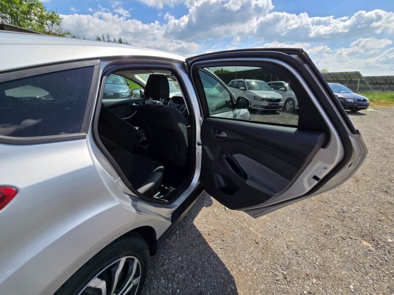 
								Ford Focus 1.6 i 77KW garance km 2011 full									